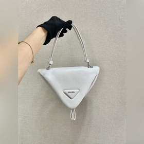 Prada Новая женская сумка Модель： 1BA315 Эта уникальная сумка из