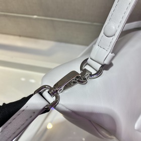Prada Новая женская сумка Модель： 1BA315 Эта уникальная сумка из