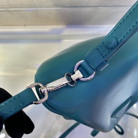 Prada Новая женская сумка Модель： 1BA315 Эта уникальная сумка из