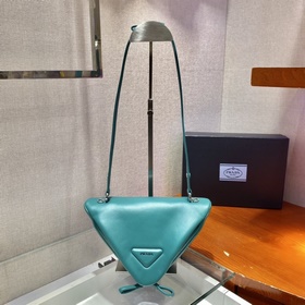 Prada Новая женская сумка Модель： 1BA315 Эта уникальная сумка из