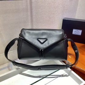 Prada Новая женская сумка Модель： 1BC165 Эта сумка изготовлена и