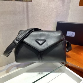 Prada Новая женская сумка Модель： 1BC165 Эта сумка изготовлена и