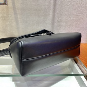 Prada Новая женская сумка Модель： 1BC165 Эта сумка изготовлена и