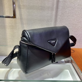 Prada Новая женская сумка Модель： 1BC165 Эта сумка изготовлена и