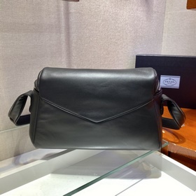 Prada Новая женская сумка Модель： 1BC165 Эта сумка изготовлена и