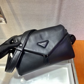 Prada Новая женская сумка Модель： 1BC165 Эта сумка изготовлена и