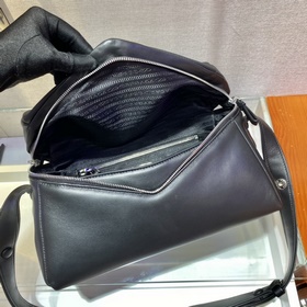 Prada Новая женская сумка Модель： 1BC165 Эта сумка изготовлена и