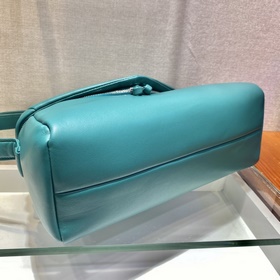 Prada Новая женская сумка Модель： 1BC165 Эта сумка изготовлена и