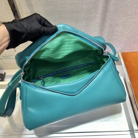 Prada Новая женская сумка Модель： 1BC165 Эта сумка изготовлена и