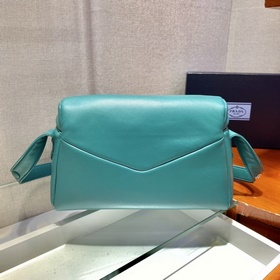 Prada Новая женская сумка Модель： 1BC165 Эта сумка изготовлена и