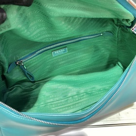 Prada Новая женская сумка Модель： 1BC165 Эта сумка изготовлена и