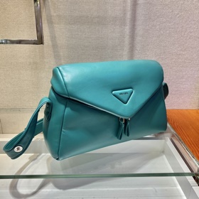 Prada Новая женская сумка Модель： 1BC165 Эта сумка изготовлена и