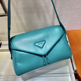 Prada Новая женская сумка Модель： 1BC165 Эта сумка изготовлена и