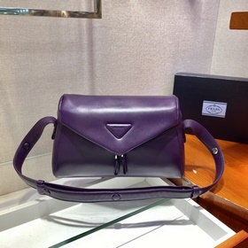 Prada Новая женская сумка Модель： 1BC165 Эта сумка изготовлена и