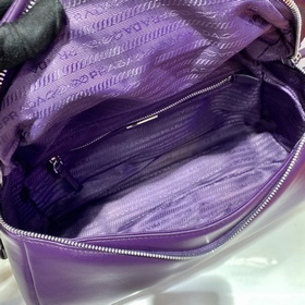 Prada Новая женская сумка Модель： 1BC165 Эта сумка изготовлена и