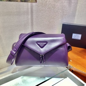 Prada Новая женская сумка Модель： 1BC165 Эта сумка изготовлена и