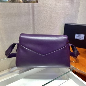Prada Новая женская сумка Модель： 1BC165 Эта сумка изготовлена и