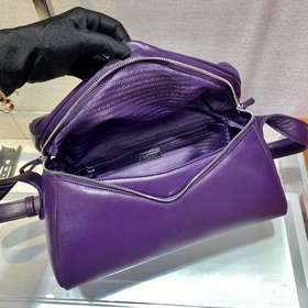 Prada Новая женская сумка Модель： 1BC165 Эта сумка изготовлена и