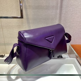 Prada Новая женская сумка Модель： 1BC165 Эта сумка изготовлена и