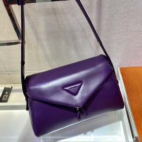 Prada Новая женская сумка Модель： 1BC165 Эта сумка изготовлена и