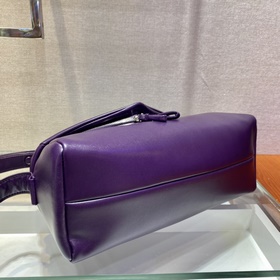 Prada Новая женская сумка Модель： 1BC165 Эта сумка изготовлена и