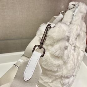 Prada Пушистая сумка «три в одном» Артикул： 1BC151 Эта пушистая 