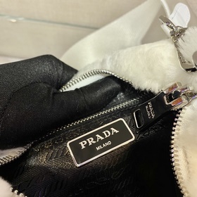 Prada Пушистая сумка «три в одном» Артикул： 1BC151 Эта пушистая 