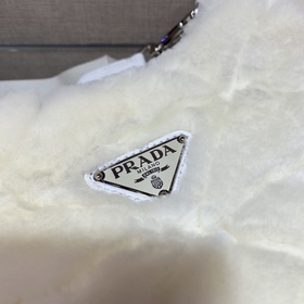 Prada Пушистая сумка «три в одном» Артикул： 1BC151 Эта пушистая 