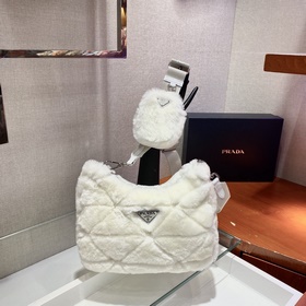 Prada Пушистая сумка «три в одном» Артикул： 1BC151 Эта пушистая 