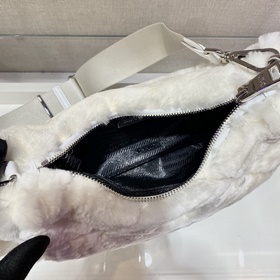 Prada Пушистая сумка «три в одном» Артикул： 1BC151 Эта пушистая 
