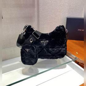 Prada Пушистая сумка «три в одном» Артикул： 1BC151 Эта пушистая