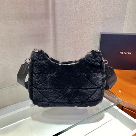 Prada Пушистая сумка «три в одном» Артикул： 1BC151 Эта пушистая 