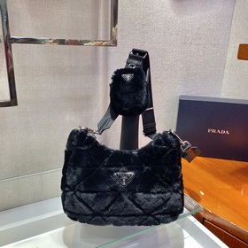 Prada Пушистая сумка «три в одном» Артикул： 1BC151 Эта пушистая 