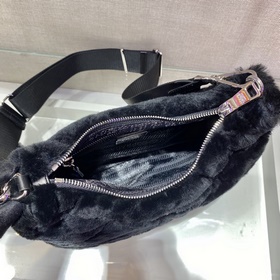 Prada Пушистая сумка «три в одном» Артикул： 1BC151 Эта пушистая 