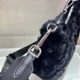 Prada Пушистая сумка «три в одном» Артикул： 1BC151 Эта пушистая 