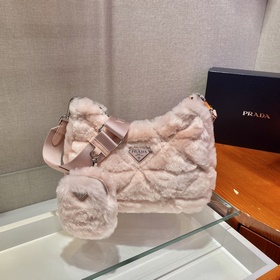 Prada Пушистая сумка «три в одном» Артикул： 1BC151 Эта пушистая