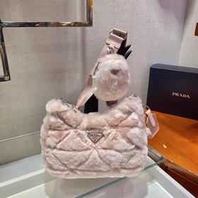 Prada Пушистая сумка «три в одном» Артикул： 1BC151 Эта пушистая 