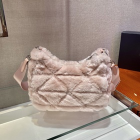 Prada Пушистая сумка «три в одном» Артикул： 1BC151 Эта пушистая 
