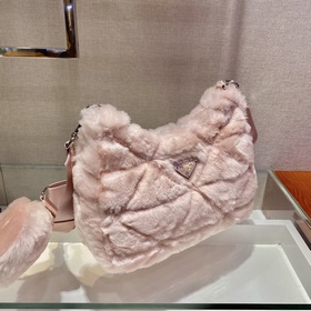 Prada Пушистая сумка «три в одном» Артикул： 1BC151 Эта пушистая 
