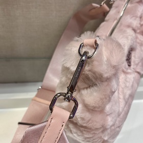 Prada Пушистая сумка «три в одном» Артикул： 1BC151 Эта пушистая 