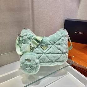 Prada Пушистая сумка «три в одном» Артикул： 1BC151 Эта пушистая