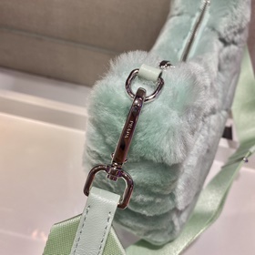 Prada Пушистая сумка «три в одном» Артикул： 1BC151 Эта пушистая 