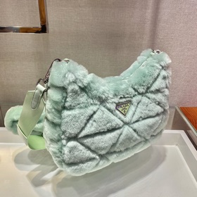 Prada Пушистая сумка «три в одном» Артикул： 1BC151 Эта пушистая 