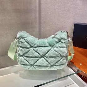 Prada Пушистая сумка «три в одном» Артикул： 1BC151 Эта пушистая 
