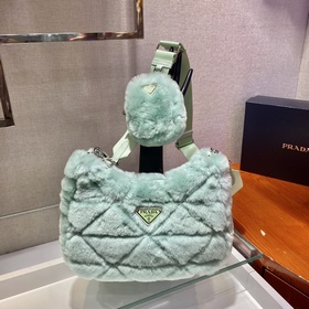 Prada Пушистая сумка «три в одном» Артикул： 1BC151 Эта пушистая 