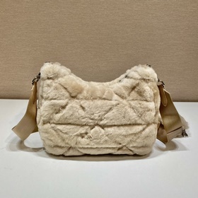 Prada Пушистая сумка «три в одном» Артикул： 1BC151 Эта пушистая 