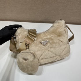 Prada Пушистая сумка «три в одном» Артикул： 1BC151 Эта пушистая 