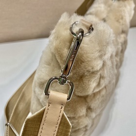 Prada Пушистая сумка «три в одном» Артикул： 1BC151 Эта пушистая 