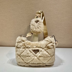 Prada Пушистая сумка «три в одном» Артикул： 1BC151 Эта пушистая 