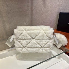 Prada Пушистый три в одном Артикул： 1BC292 Этот пушистый три в о